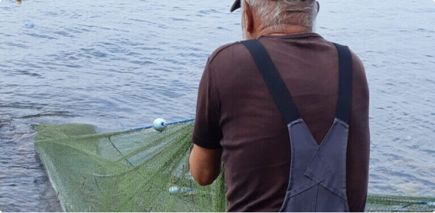 Fiskare som drar upp ett nät